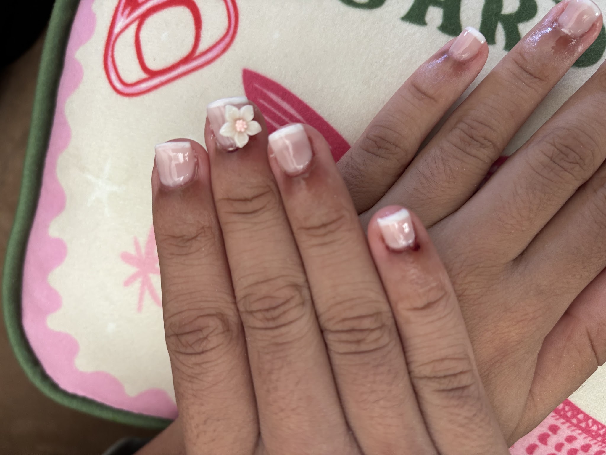 Nude nagels met een klein 3D-bloemetje