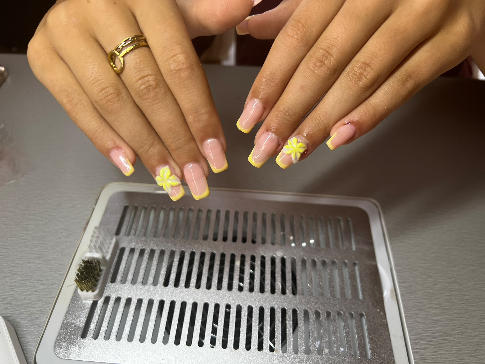Nagels met gele tips en kleine gele bloemetjes