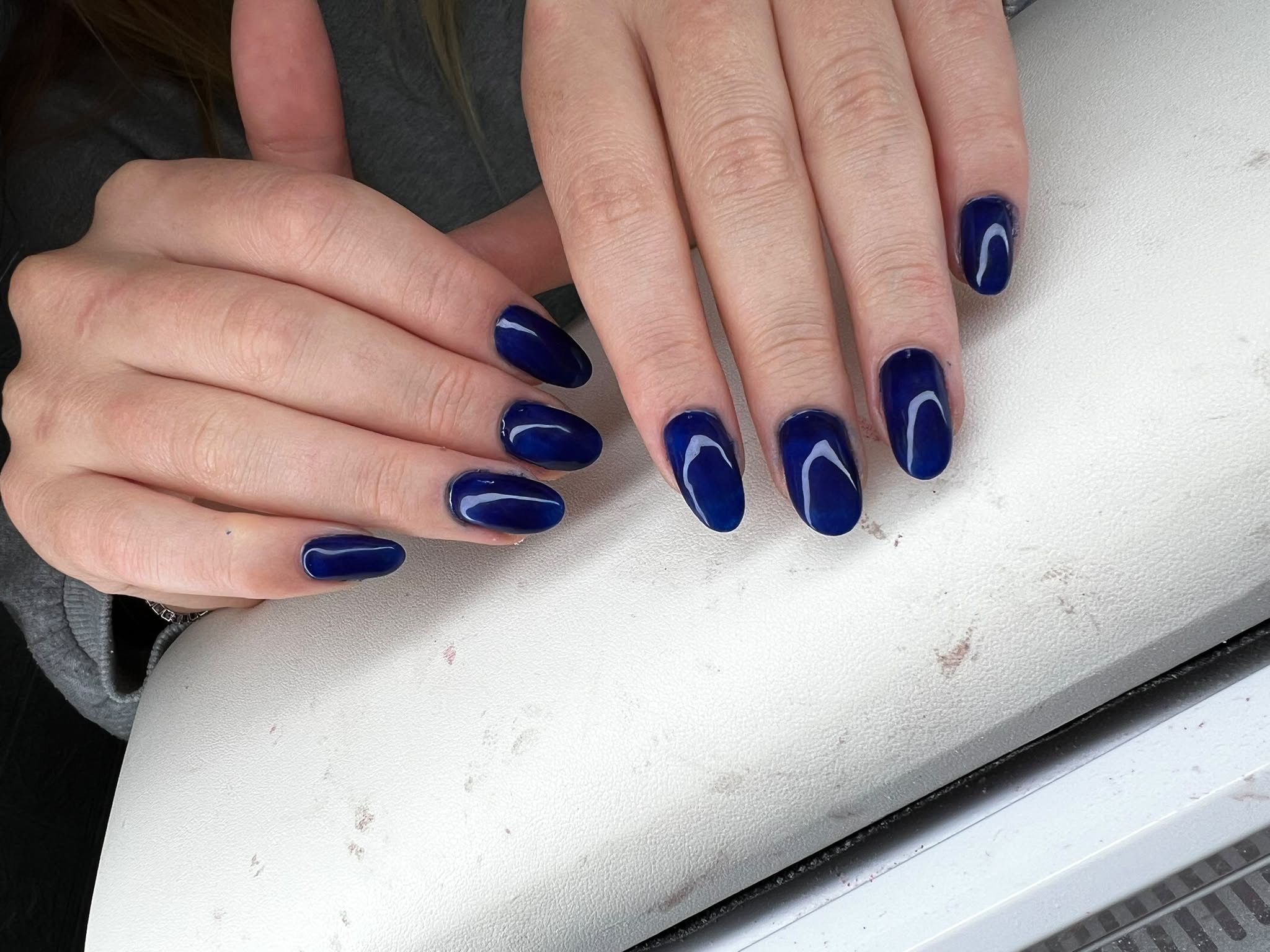 Nachtblauwe glanzende nagels