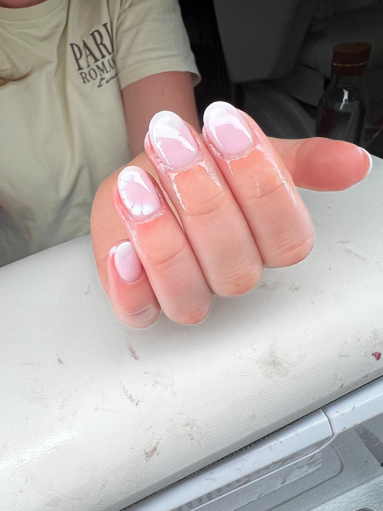Perzikkleurige nagels met witte tips